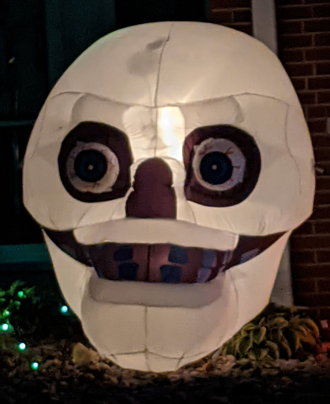 Halloween house 35th Place skull.jpg